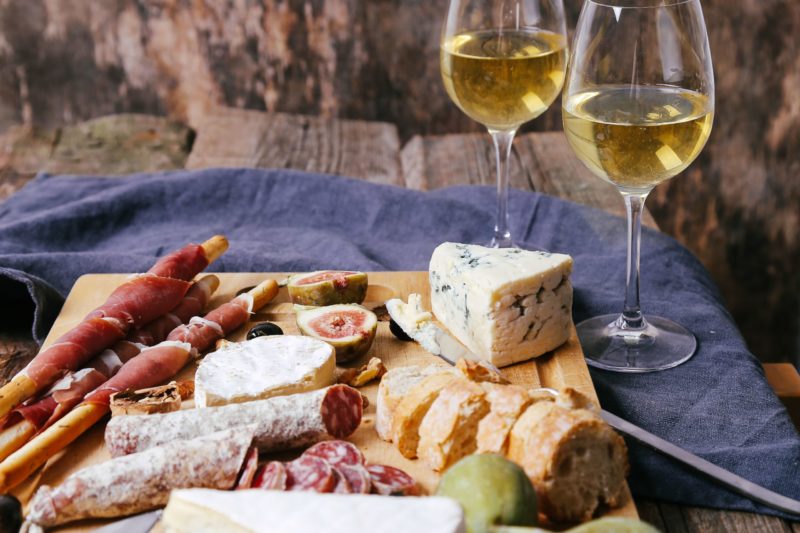 deliziosi-spuntini-sulla-tavola-di-legno (1) deliziosi-spuntini-sulla-tavola-di-legno (1)